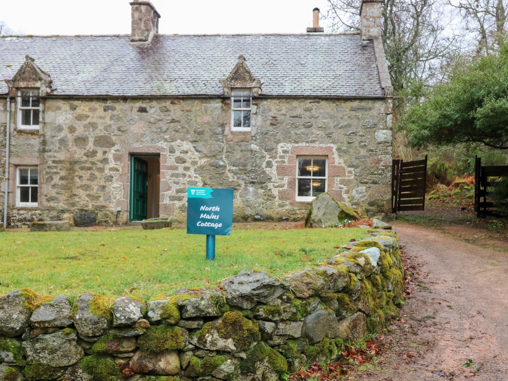 North Mains Cottage - Craigievar Castle