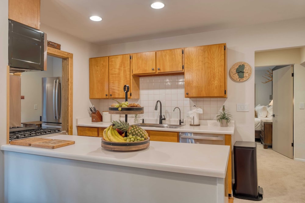 Westlake Cabin by Avantstay Hot Tub, Near Skiing, Walk to Restaurants & Lake!