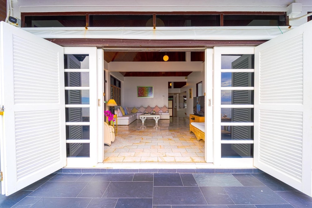 Oceanfront 6 Bedroom Twin Villas OV6