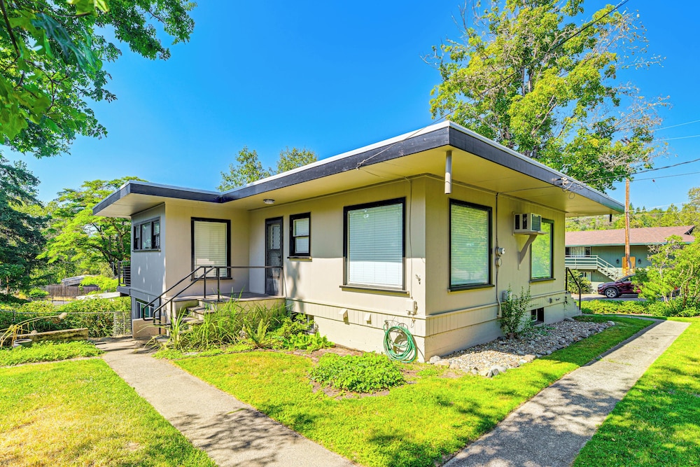 Grants Pass Getaway w/ Expansive Deck! view 4