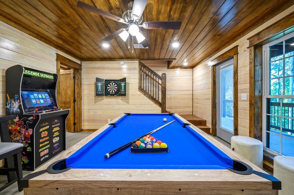 Family-friendly Broken Bow Cabin w spa Game Room