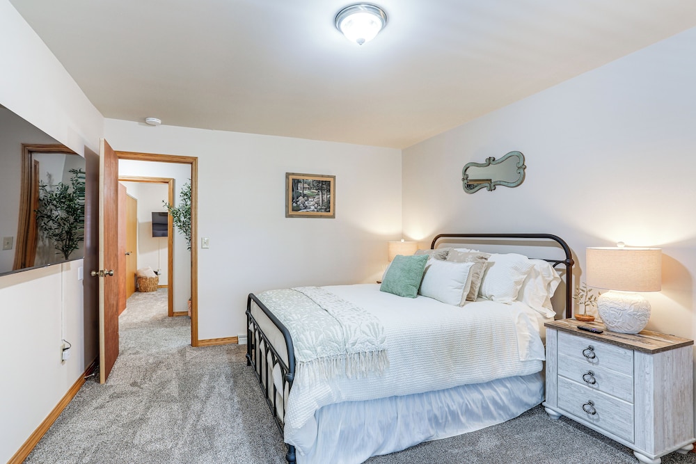 Townhome w/ Patio: 1 Mi to Clearfield Riverwalk