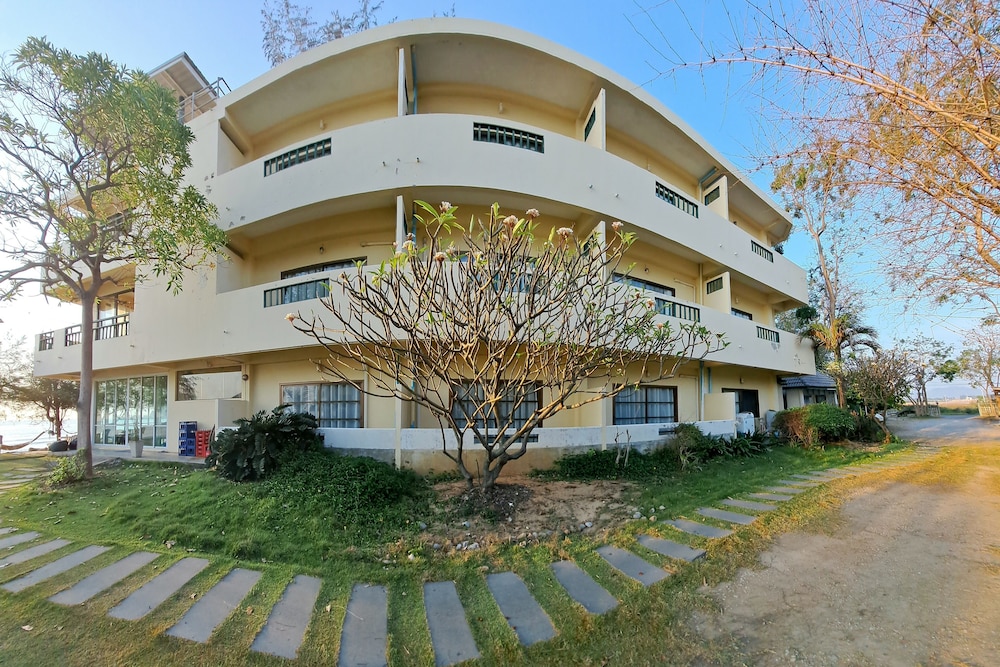 Hotel Aow Noi Sea View Resort - Image 1