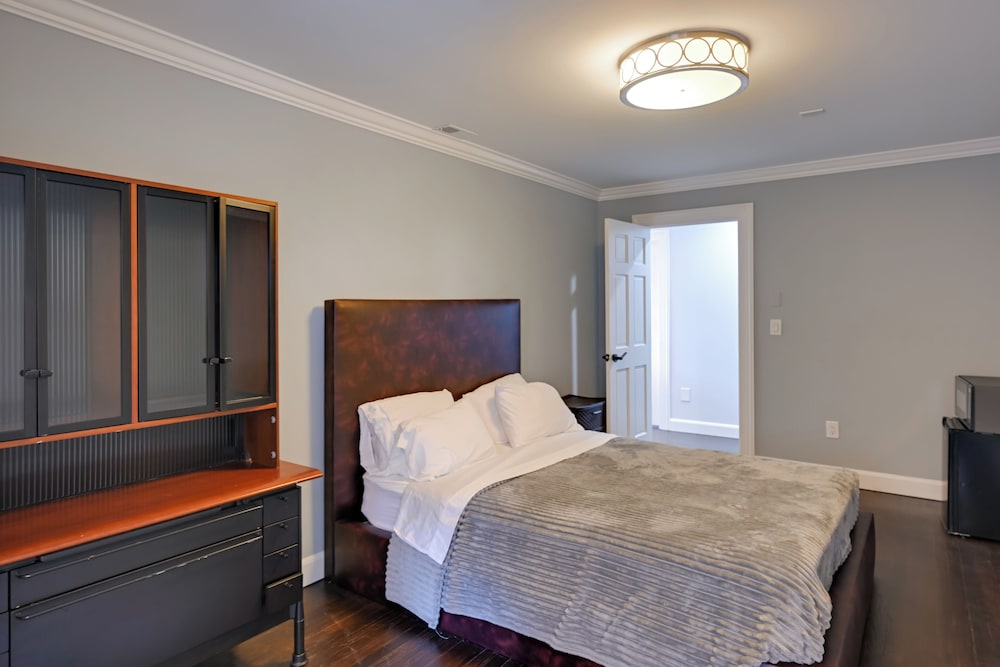 High-end Estate in Norwalk: Quiet & Spacious!