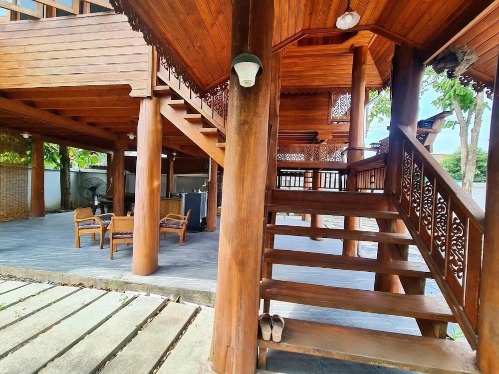 300 Years Old Wooden House w 3 Bedrooms and big Yard