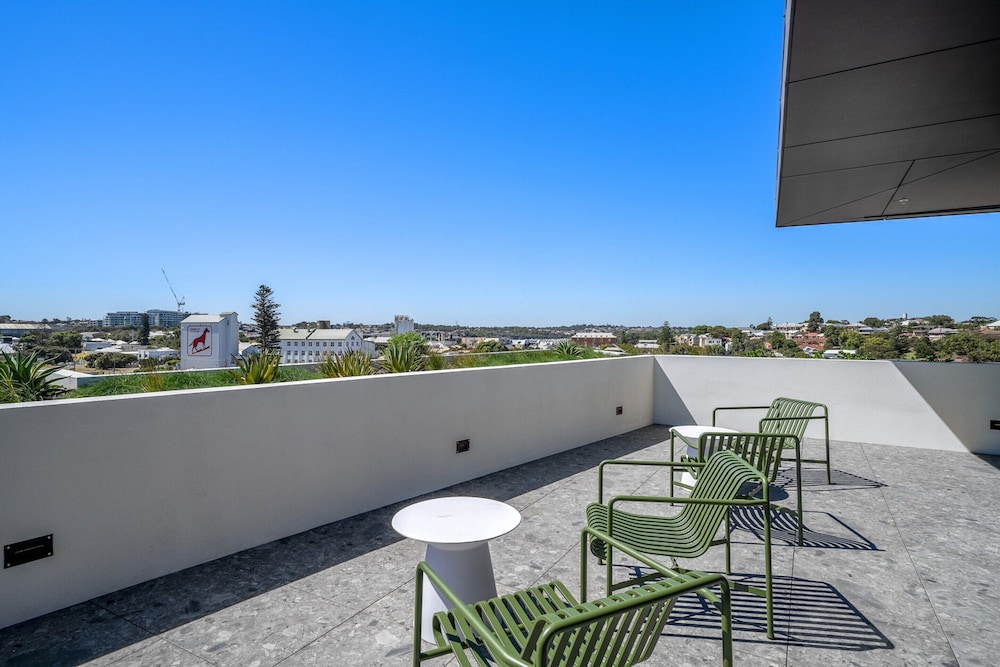 Chic Ground-floor Studio Near Local Cafes