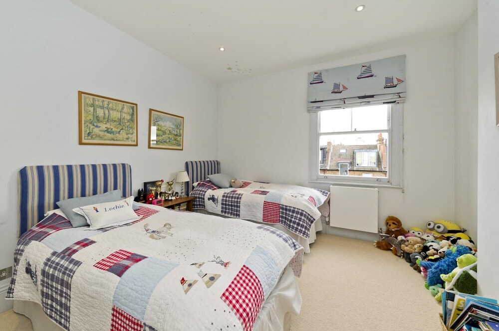 Cosy 4-bed Family Home Shepherd s Bush