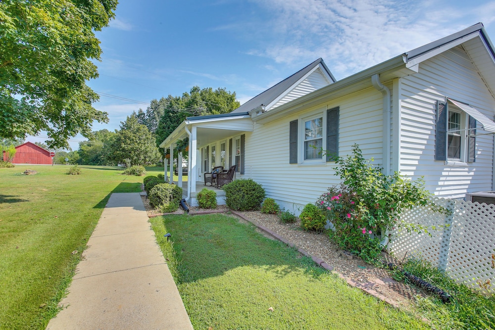 Home 9 Mi to Dtwn Springfield w/ Porch & Yard!