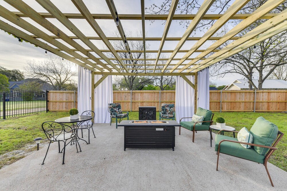 1 Mi to Dtwn Waco! Lovely Home w/ Fire Pit Table
