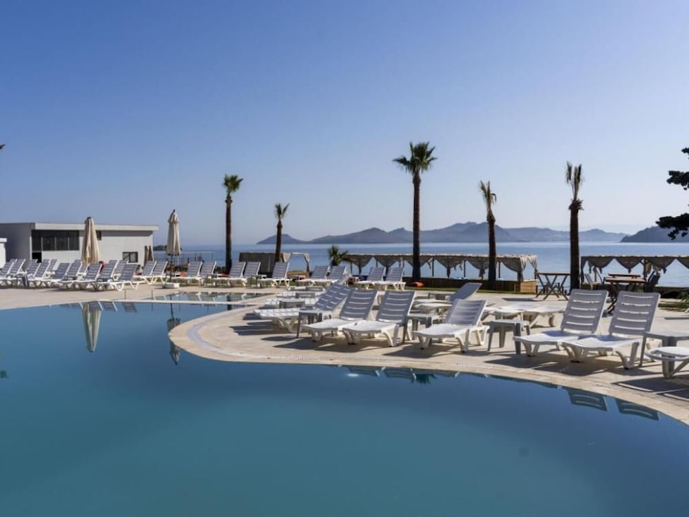 Sude Beach Resort Hotel