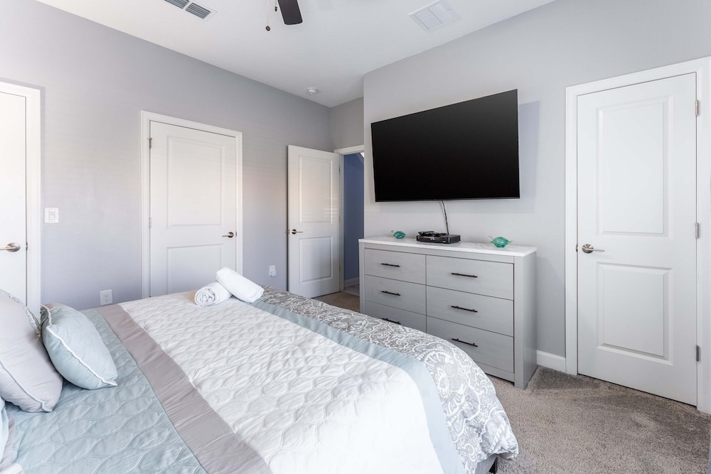 Private Disney Oasis With Pool Hot Tub Ps5 and Modern Amenities