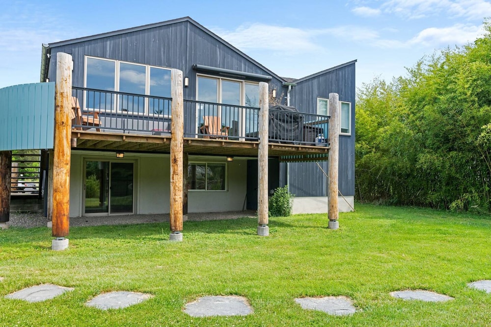 Mod Artist Home With River Views