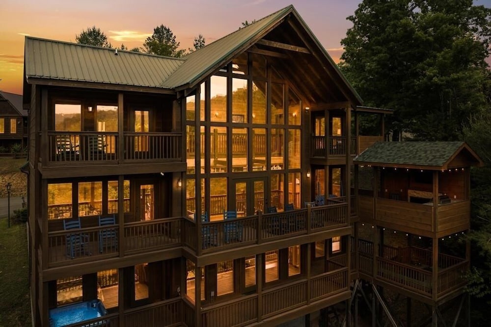 Place of the Blue Smoke - 5 Bedrooms, 5 Baths, Sleeps 16 Home by RedAwning
