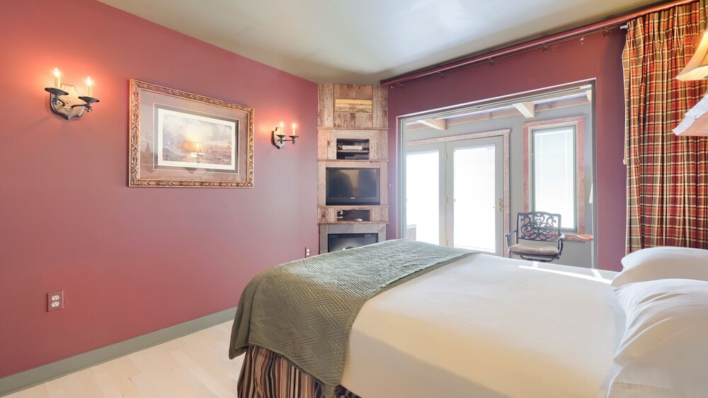 Twin Pine Manor Bed & Breakfast