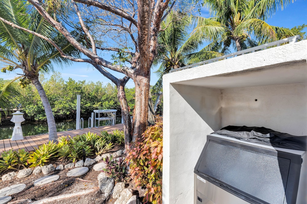 New Listing! Reel Joy Waterfront Luxe With Pool And Private Dock 4 Bedroom Home