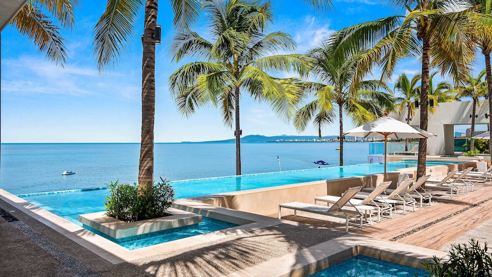 Stunning Beachfront Condo Sea Views Pools