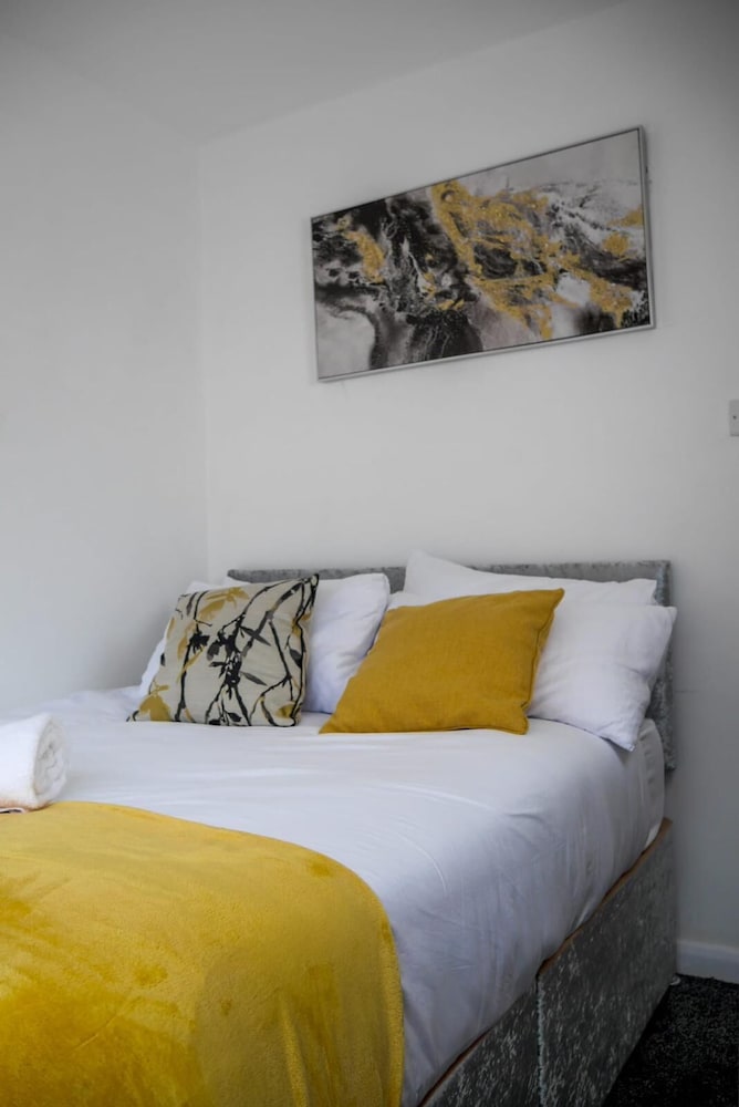 Stylish 4 Bed Apartment- Private Garden & Sleeps 8