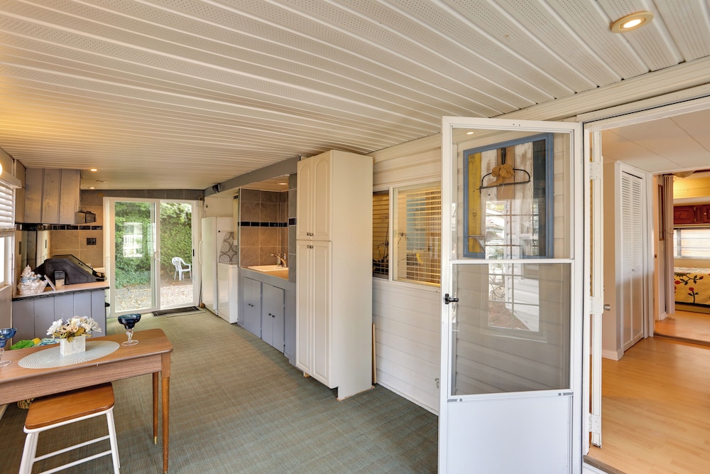 1 Mi to Birch Bay SP! Cozy Cabin w/ Pool Access