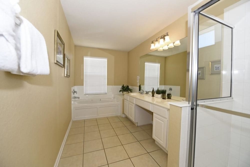 7825 The Windsor House 6 Bedroom by Florida Star