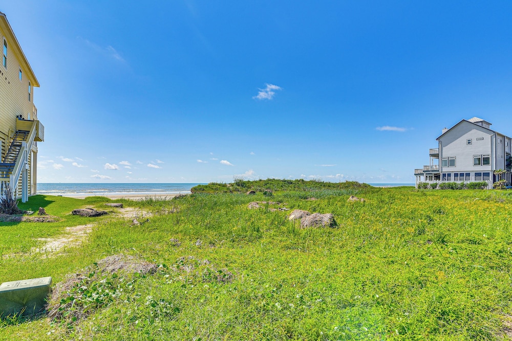 Walk to Beach: Home w/ 2 Decks in Galveston!