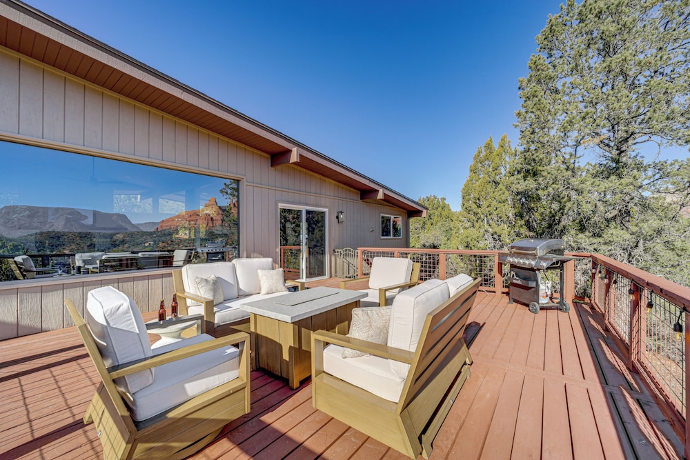 < 1 Mi to Shops: Uptown Sedona Home w/ Hot Tub!