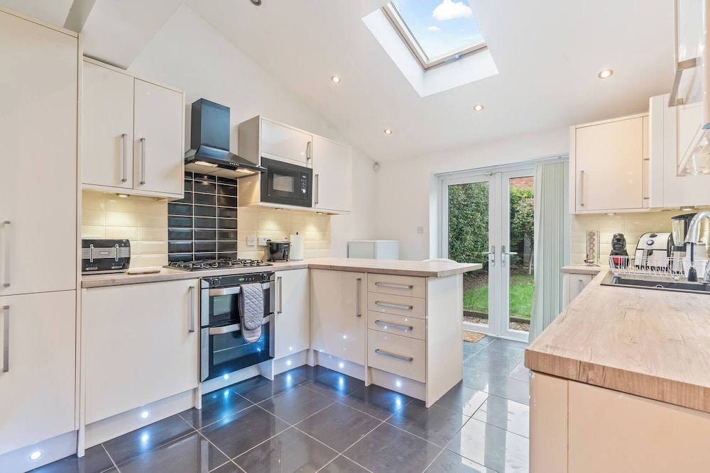 Beautiful 5 Bedroom Home in Coventry 14min to NEC