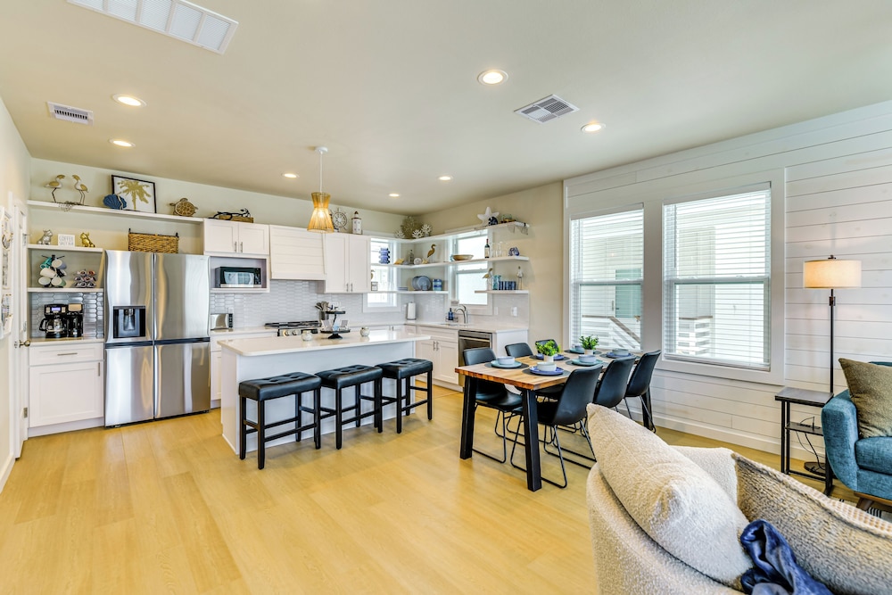 1 Mi to Beach: Home w/ Pool Access in Port Aransas