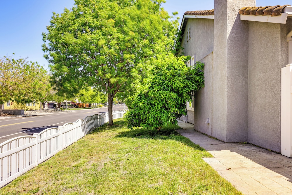 5 Mi to Dtwn Modesto: Family Home w/ Patio!