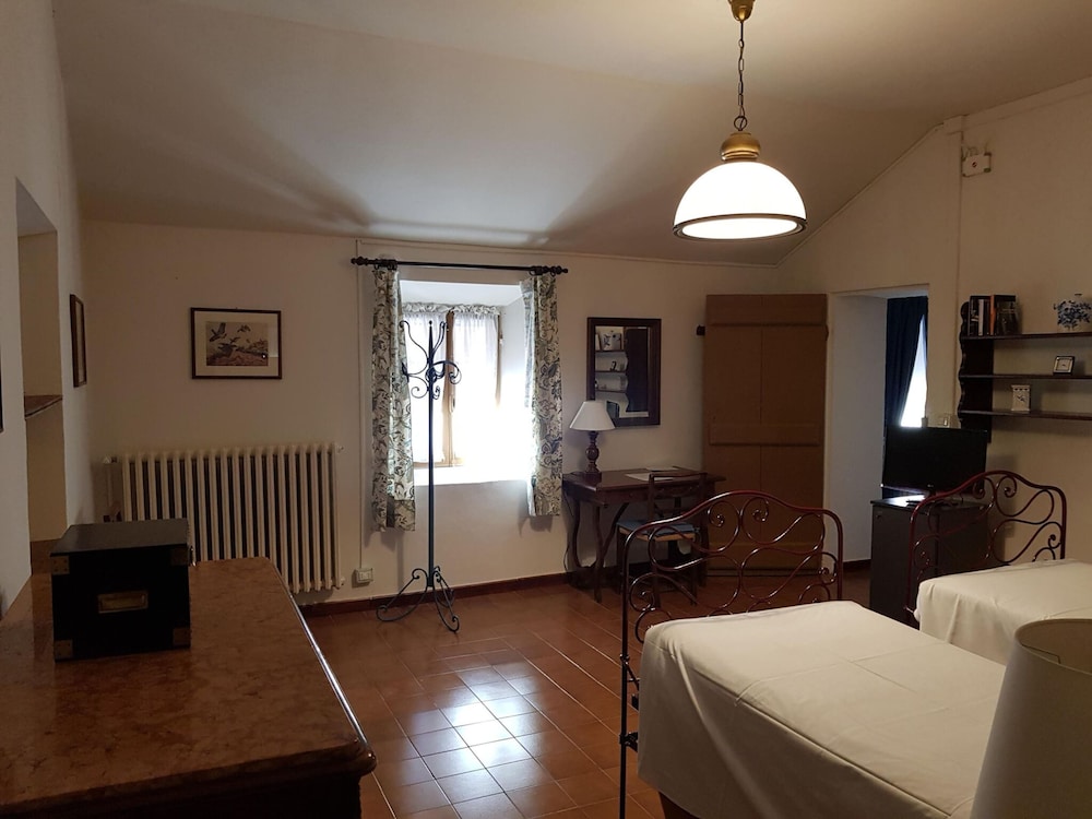 Apartment in a 19th Century Building, in the Hills With Stunning Views, Wifi view 3