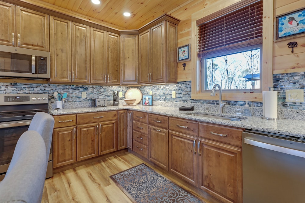 Majestic Mountain Views: Sevierville Escape!