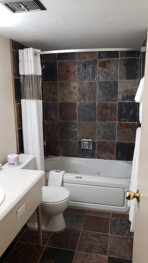 North Bay Vacations - Ramada by Wyndham Pinewood Park Resort North Bay - Property Image 2