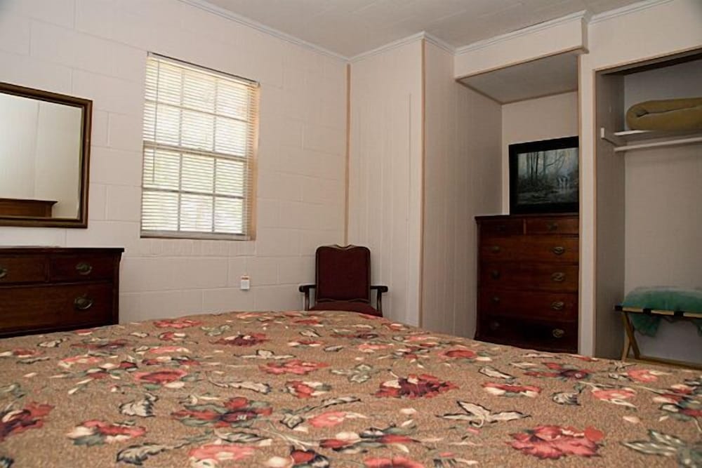 Cookeville Vacations - Lakeside Resort-Lakeside Cabins - Property Image 2