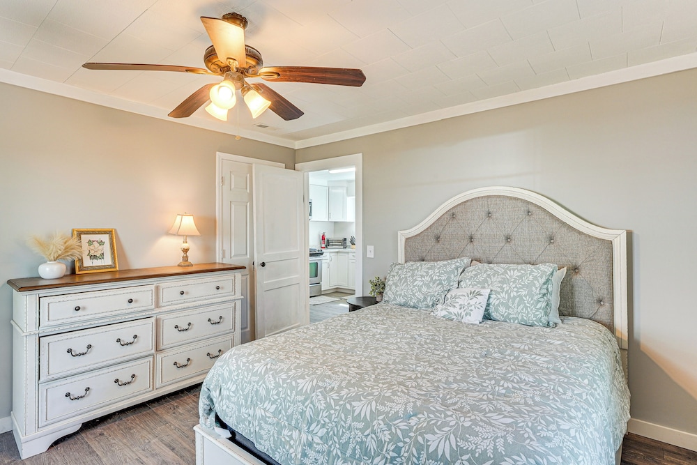 Close to Shops, Eats & Hospital: Roxboro Retreat