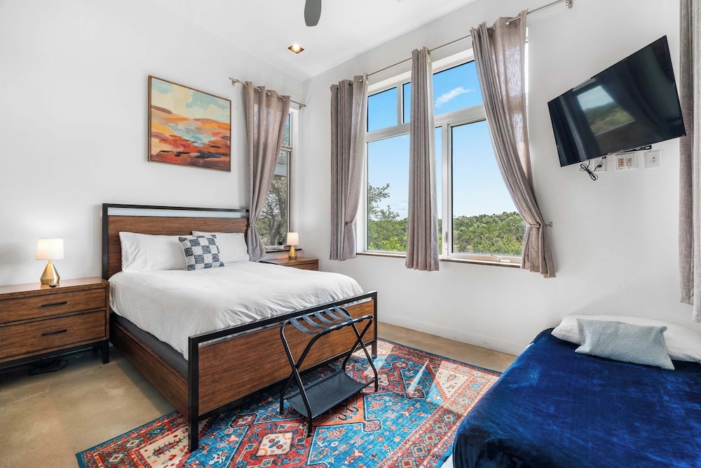 Luxury 4BR Hilltop Retreat Hot Tub & Scenic Views