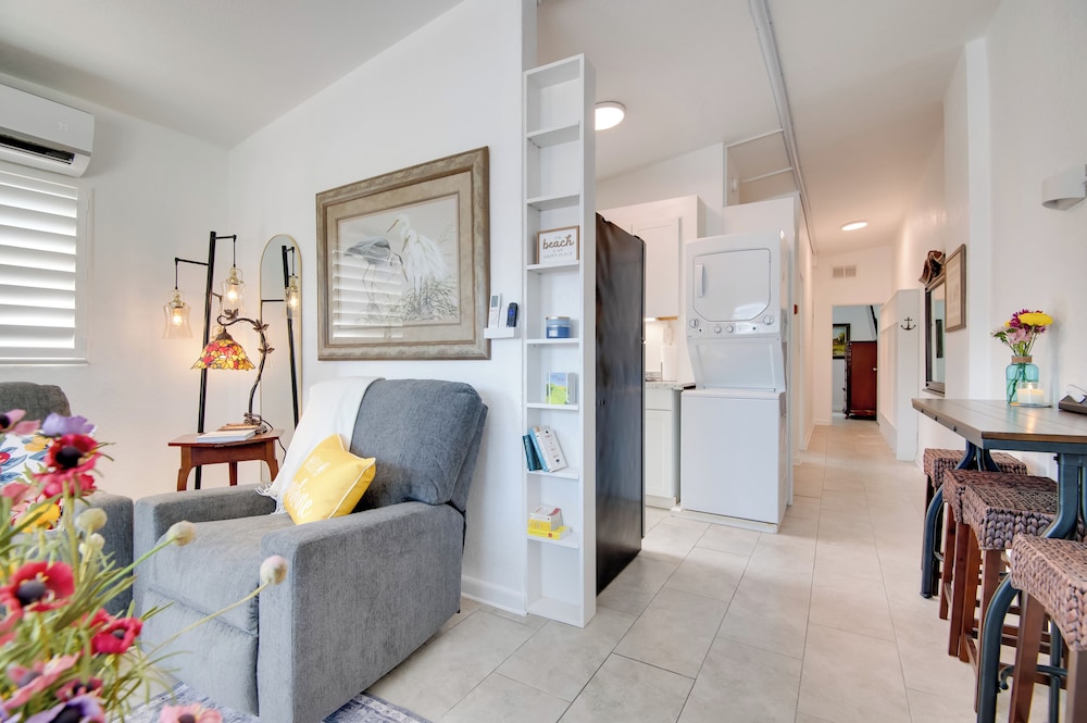 Walk to Beach: Dog-friendly Gem in Cocoa Beach!