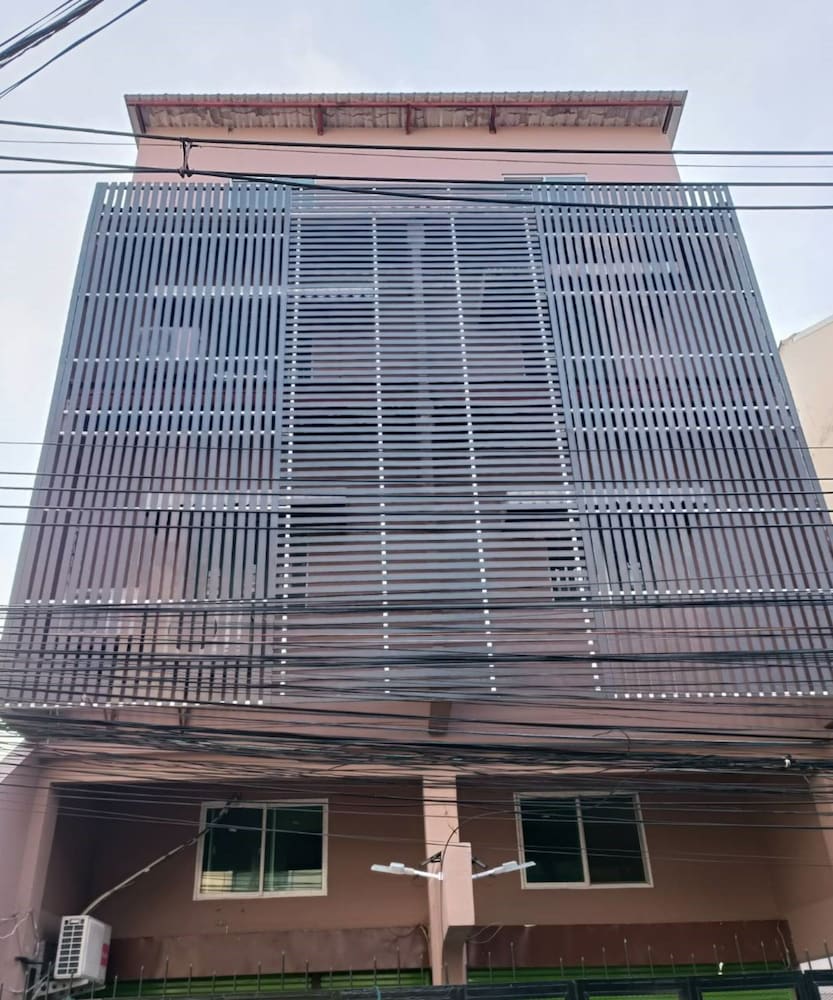 OYO 75416 Rama3 Sunrise Hostel - Image 1