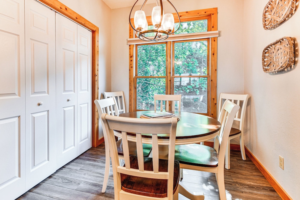 Condo w/ Private Balcony 6 Mi to Pisgah NF!