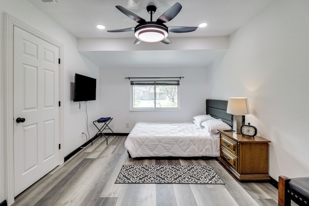 1 Mi to At&t Stadium: Family Home w/ Large Yard!