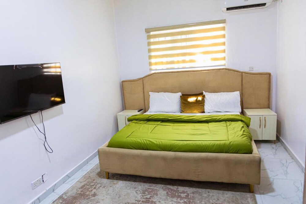 Stunning 2-bed Apartment in Lekki view 2