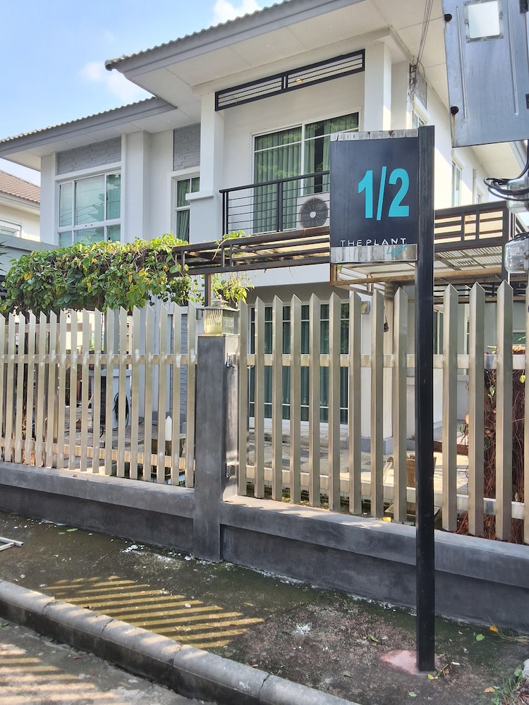 Spacious Entire House With Shared Fitness Room and Shared Indoor Pool in Club