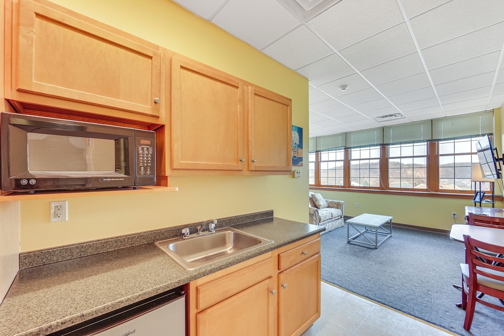 1 Mi to Allegheny River: New Kensington Studio!