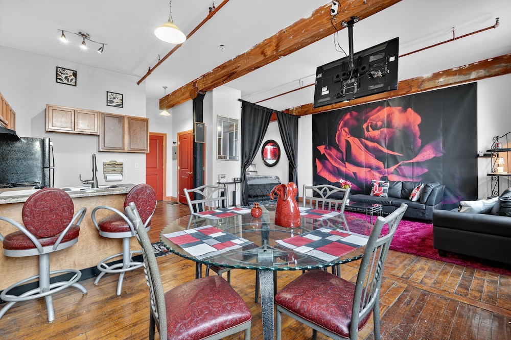 Beautiful 'rose Themed' Loft Near Downtown Detroit 1 Bedroom Apts