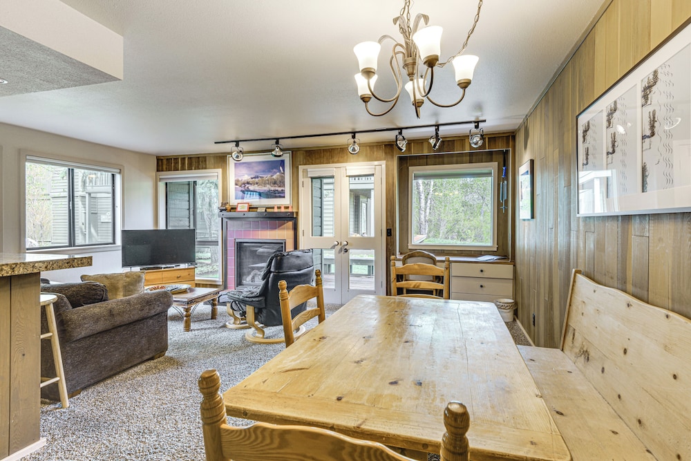 Walk to Sun Valley Village: Condo w/ Deck!