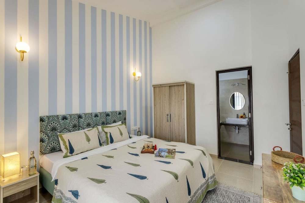 Luxe 1bhk w Pool Sauna 1km to the Beach