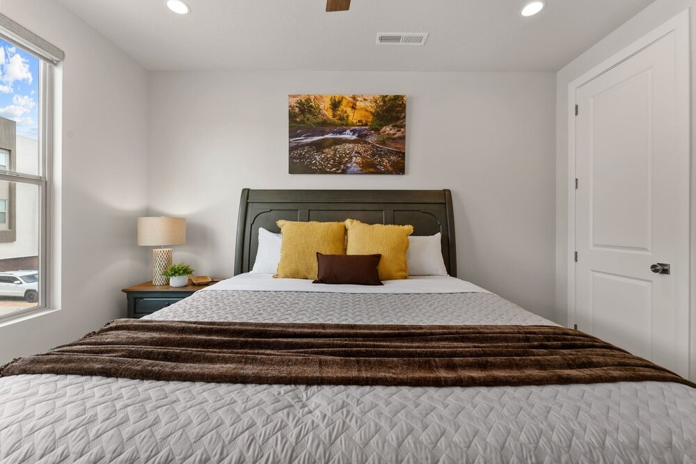 Canyon Country Oasis 6 Bedroom Townhouse