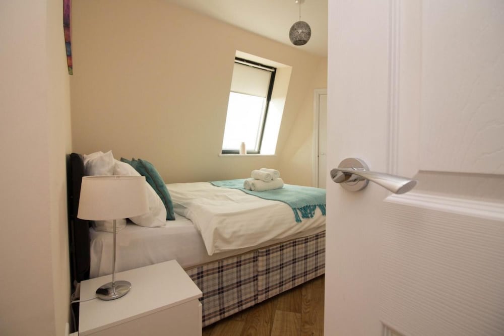 Stayzo Castle Penthouse 16- A Clean Fresh Modern Apartment With Free Wi-fi view 2