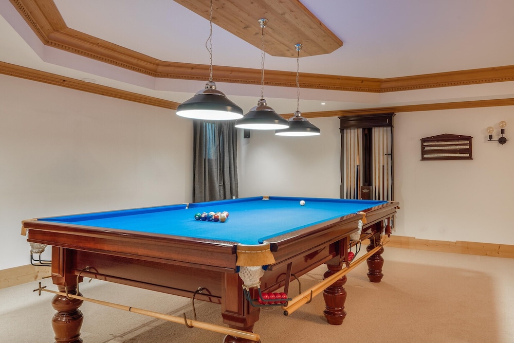 Elegant Chalet Near Slopes & Village