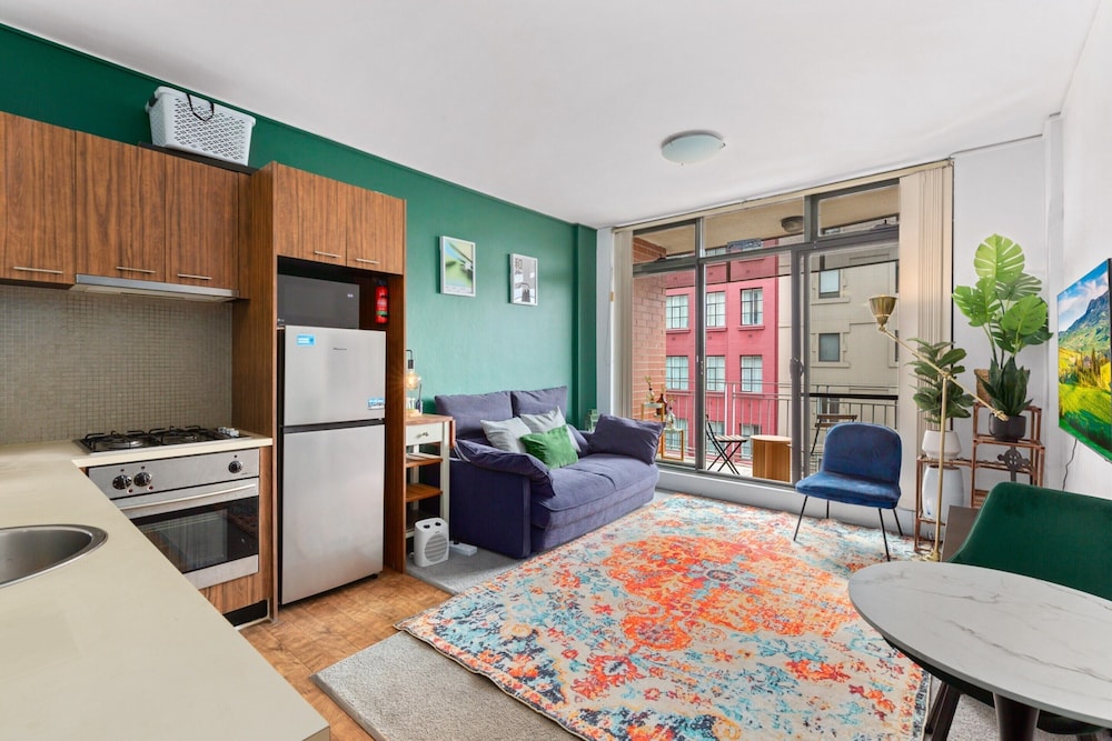 Chic Inner-city 1 Bedroom With Balcony