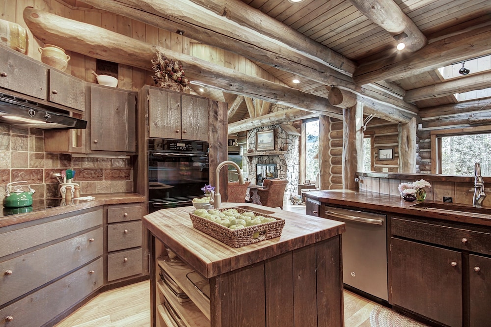 Bear Lodge 6 Bedroom Home by RedAwning