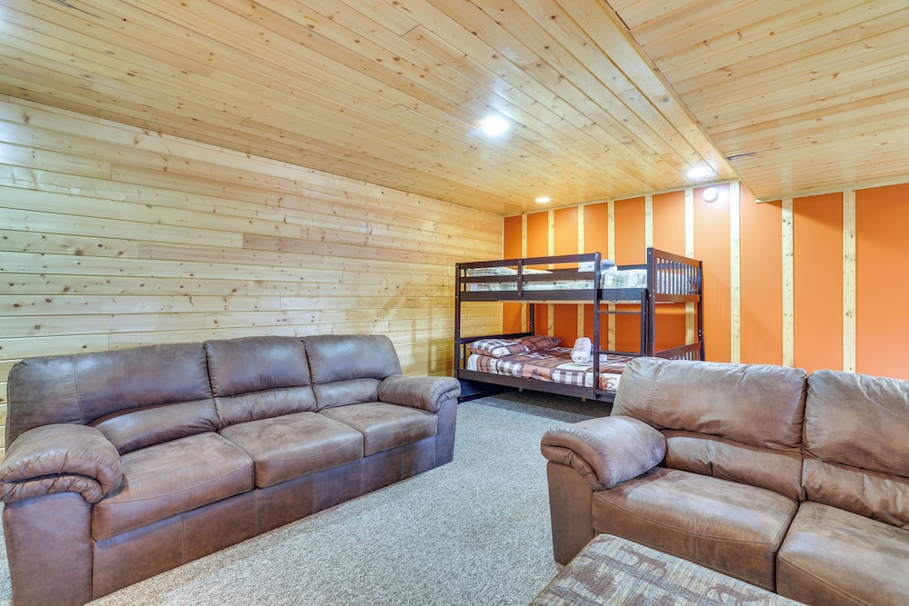 1 Mi to Lake Henry: Peaceful Poconos Cabin!